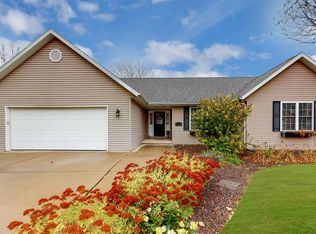 320 Whispering Oaks Dr, Metamora, IL