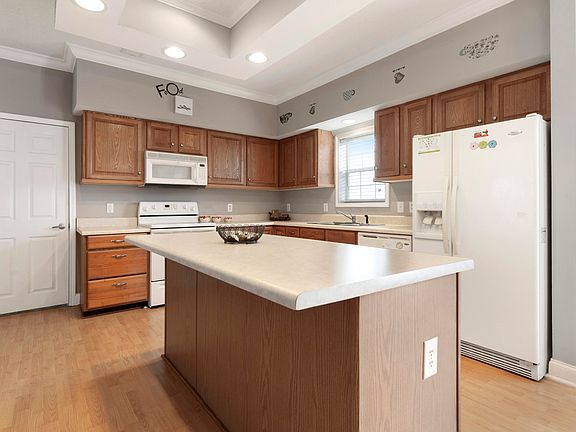 4th image of 214 Oak Gardens Ave