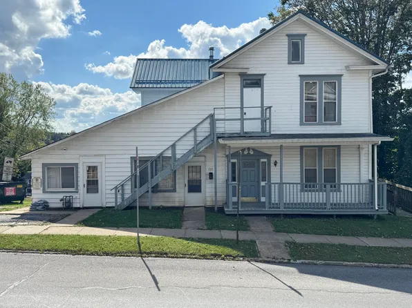 737 E Main St, Reynoldsville, PA 15851