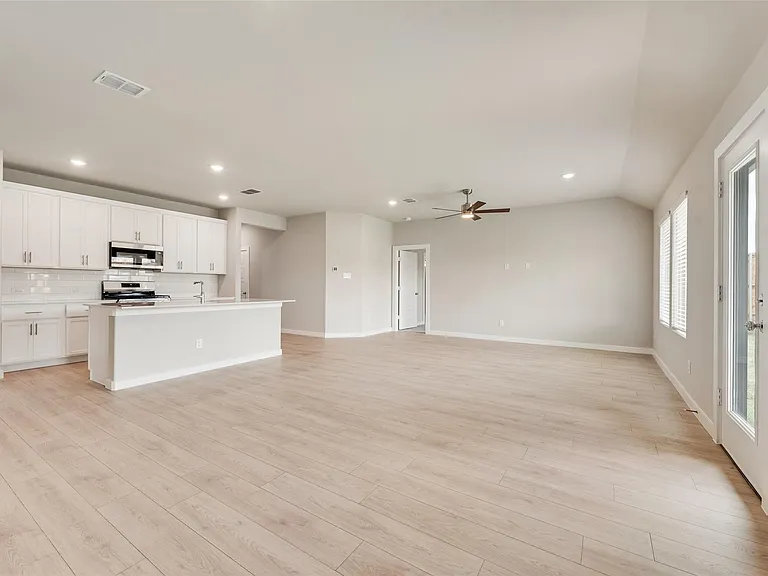 704 Summerberry Dr — Photo 5