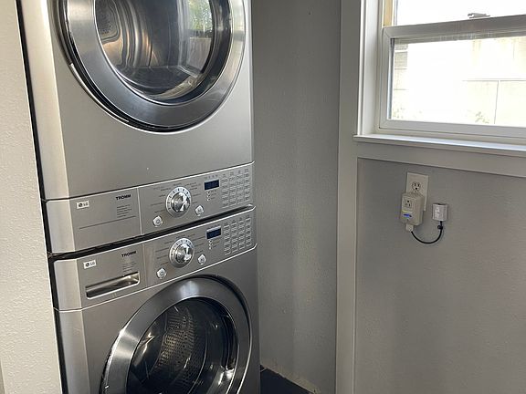 5th image of 247 W Knolls Vista Dr