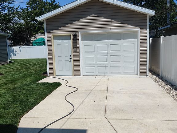 1 car detached garage