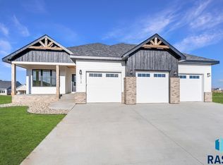 5512 E Saddle Ridge Cir, Sioux Falls, SD 57110