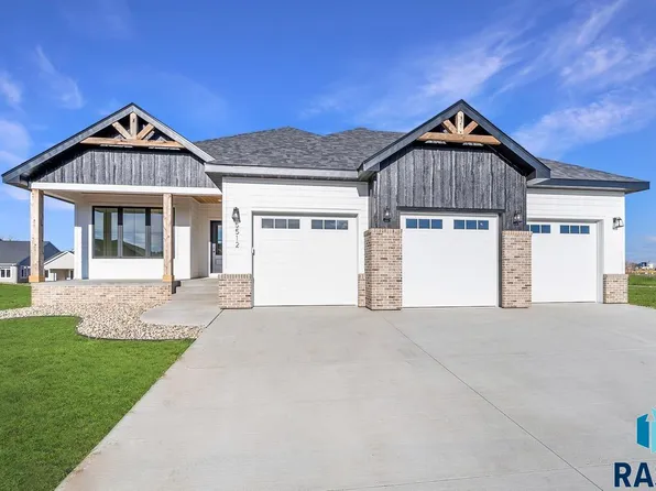 5512 E Saddle Ridge Cir, Sioux Falls, SD 57110