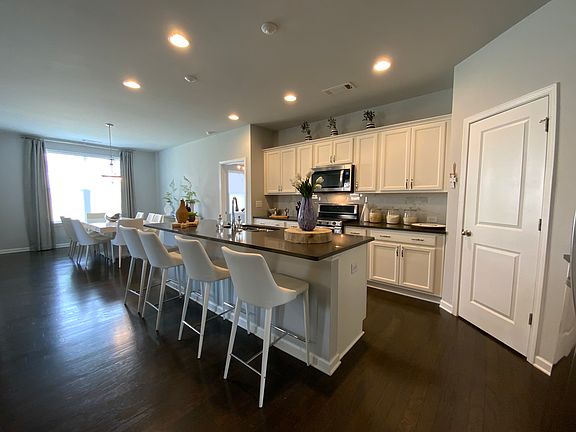 3rd image of 513 Evans Ln