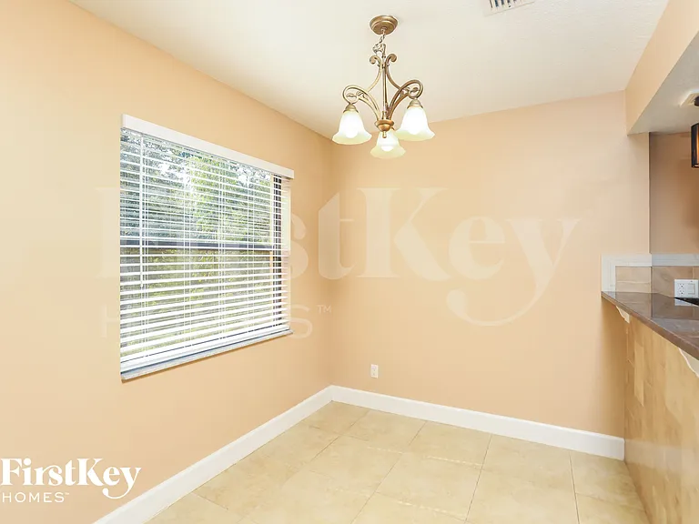 988 Glenview Cir — Photo 4