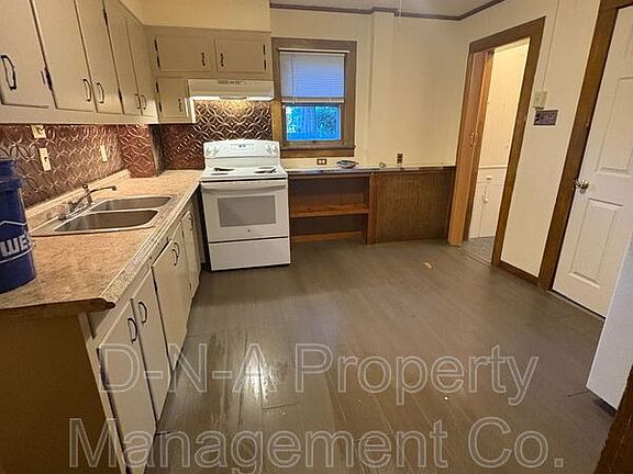 5th image of 915 Sarah St