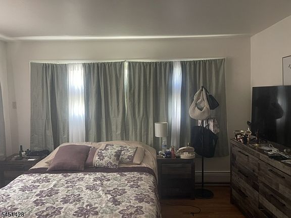 5th image of 54 Parker St