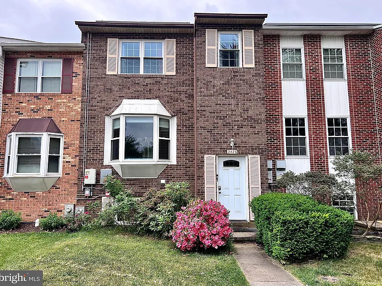2426 Vineyard Ln — Photo 2