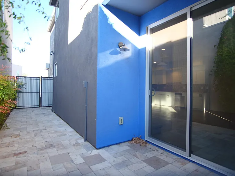 932 E Lustrum Ln — Photo 25