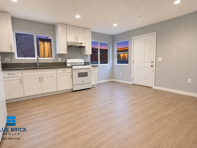1242 W 93rd St #1/4 — Photo 2