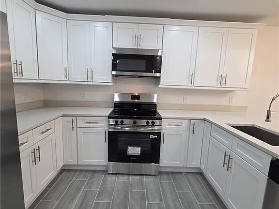 4th image of 617 Creuset Ave S #617