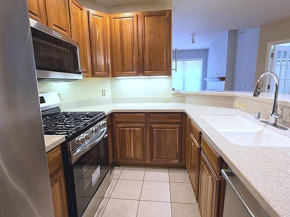 2nd image of 360 W Washington Ave Unit 215