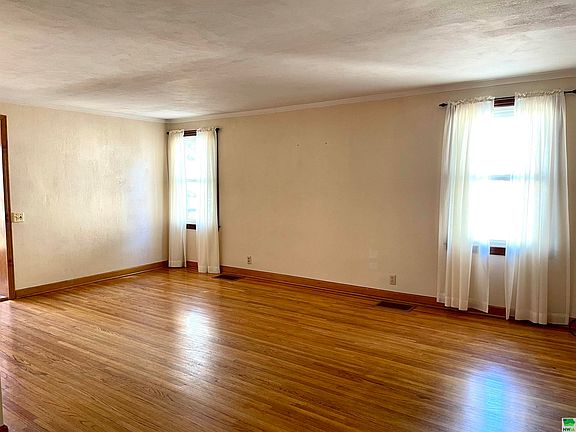 4th image of 715 Elmwood Dr