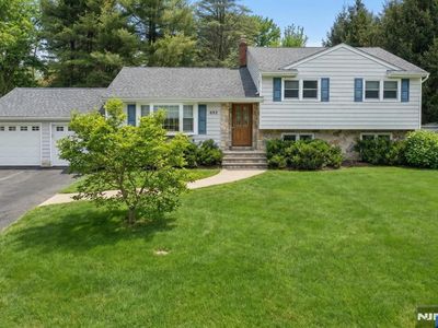 692 Pine Lake Dr, Washington Township, NJ, 07676