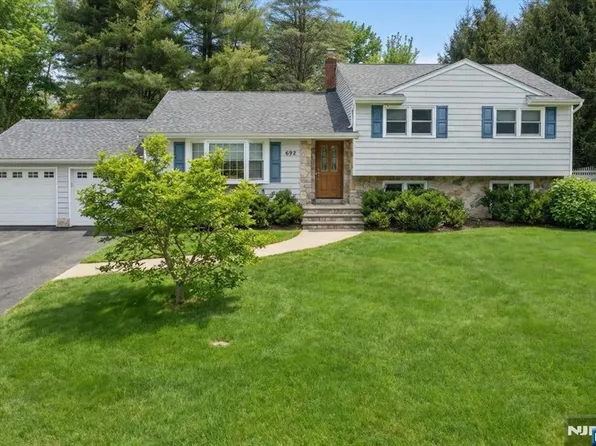 692 Pine Lake Dr, Washington Township, NJ 07676