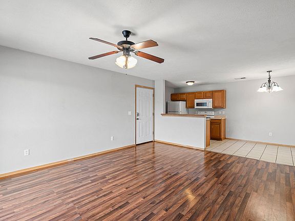 5th image of 815 W Warren Ave