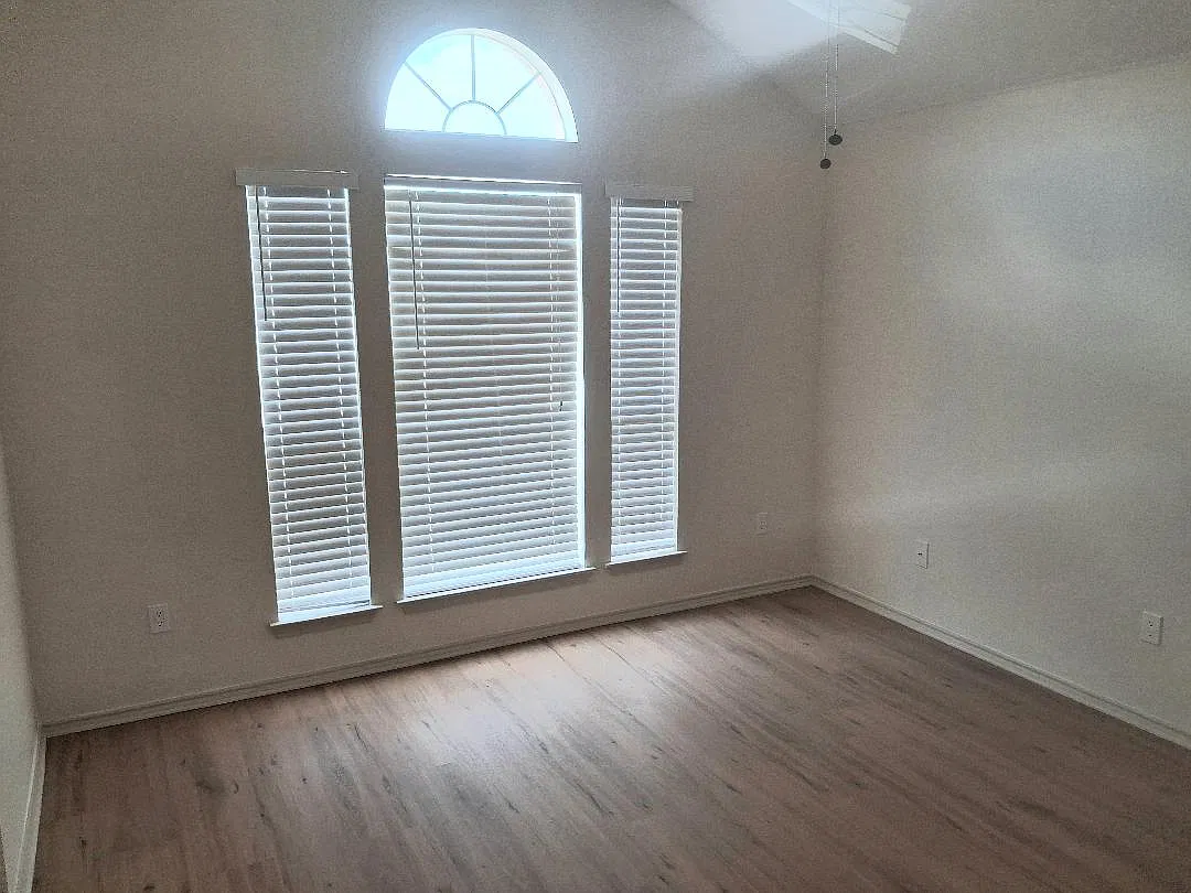 5 bed, 1912 sqft, $2,195 — Photo 2