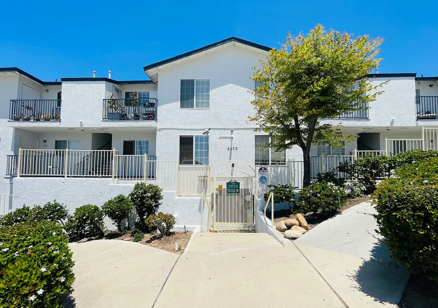 **Move In Special- $1000 off One Month's Rent** Beautifully Upgraded Apartment in Gated Community — Photo 3