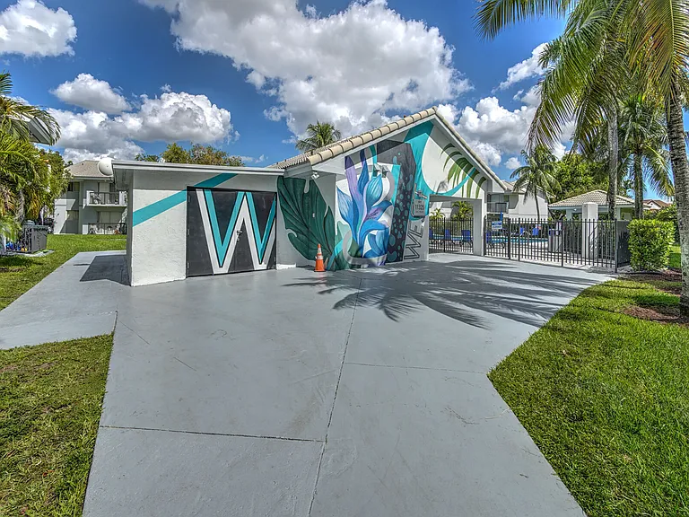 7 West — Photo 15