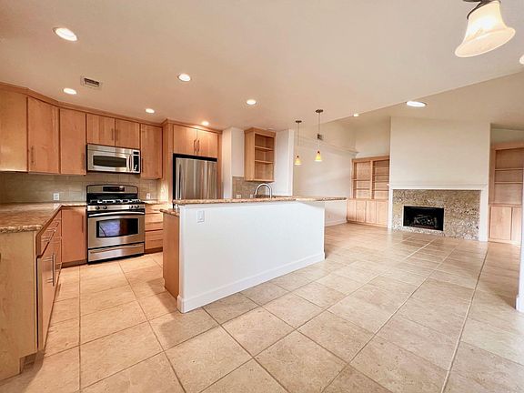3rd image of 941 Mariposa Ln