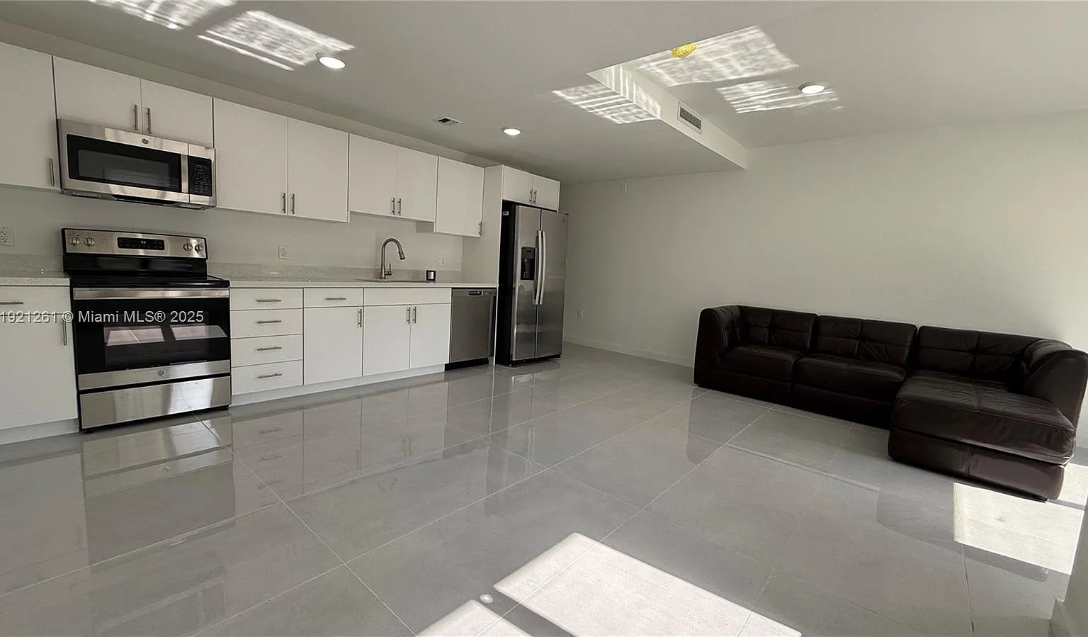4 bed, 3.5 bath, 1398 sqft, $3,000 — Photo 4