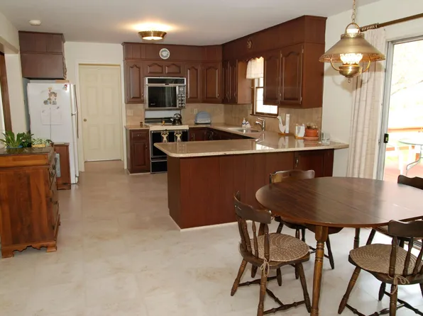 1598 Franklin Ln, Chesterbrook, PA 19087