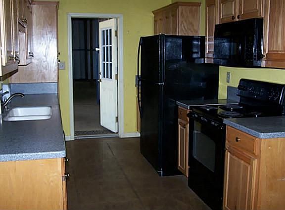 4th image of 215 Horsemans Dr