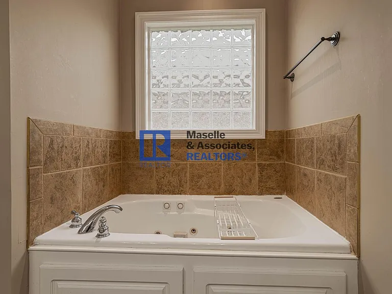 213 Provonce Park — Photo 24