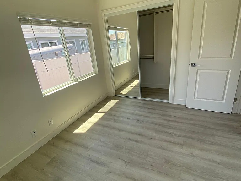 546 N Barbara Ave — Photo 24