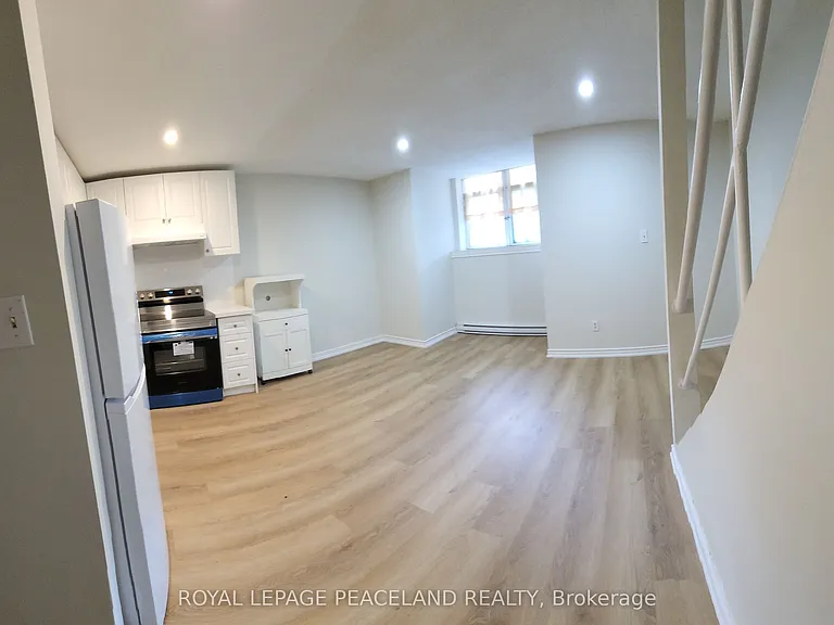 558 Spadina Cres #1 — Photo 2