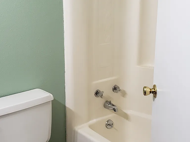 Full bath (upstairs).
