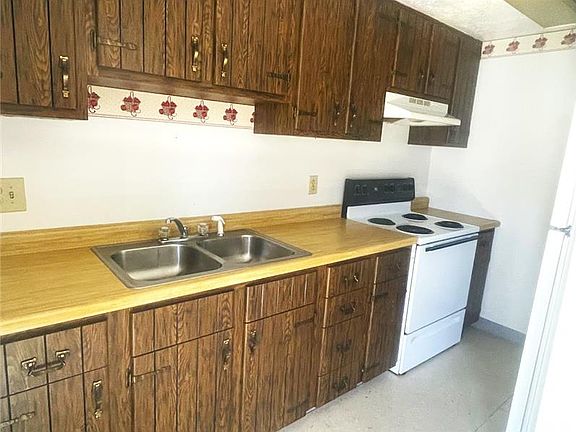 3rd image of 28 Pioneer Dr Unit 5