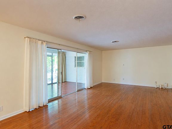 4th image of 3215 Curtis Dr
