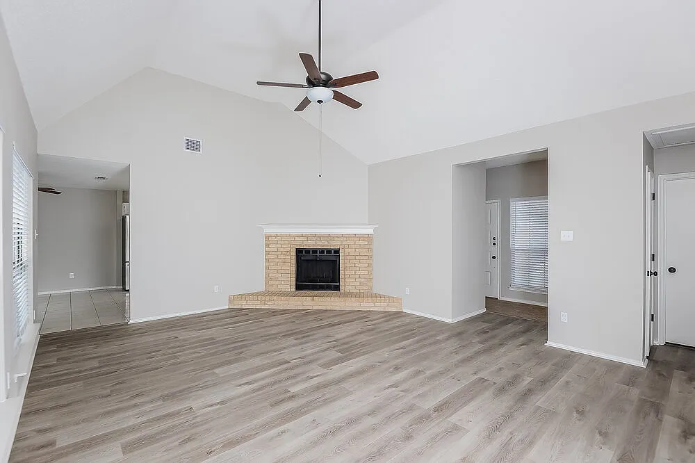 3 bed, 2.0 bath, 1409 sqft, $2,170 — Photo 3