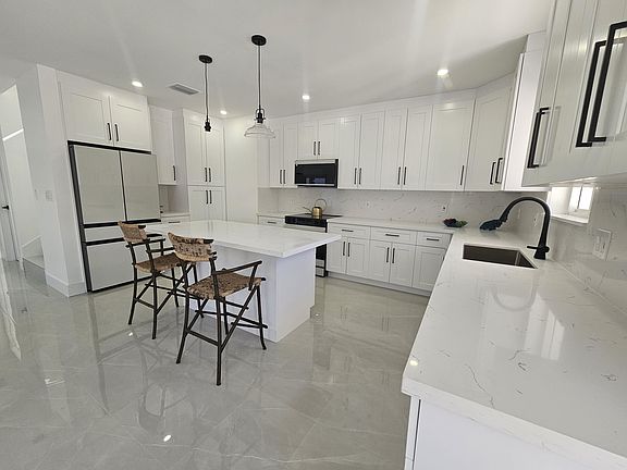 4th image of 2 Buttonwood Dr