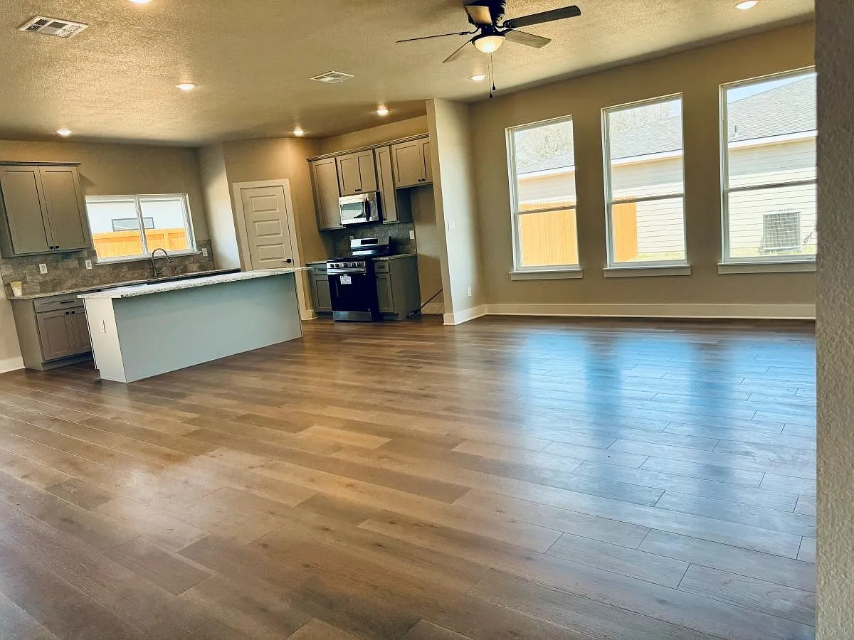 3 bed, 2.0 bath, 1607 sqft, $2,350 — Photo 4