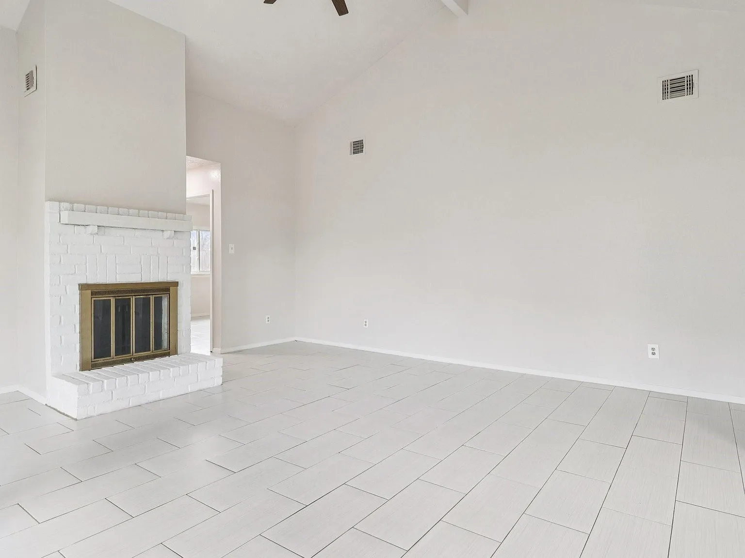 2 bed, 1.0 bath, 1072 sqft, $1,650 — Photo 2