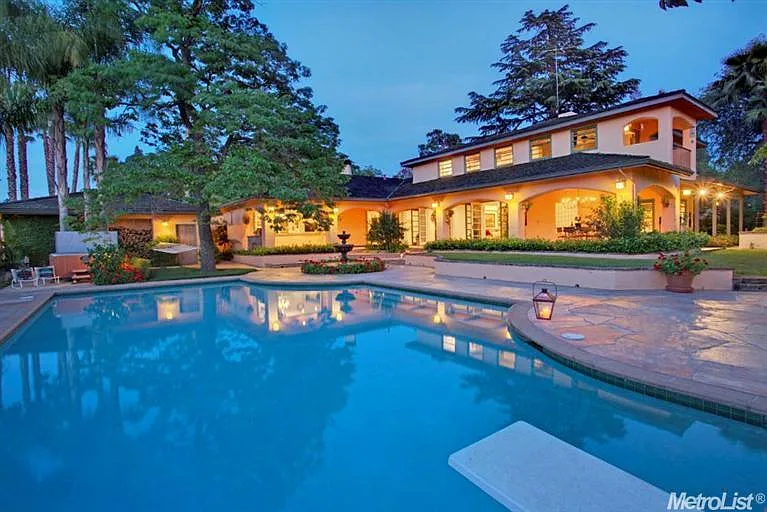 833 Robin Ln photo 1