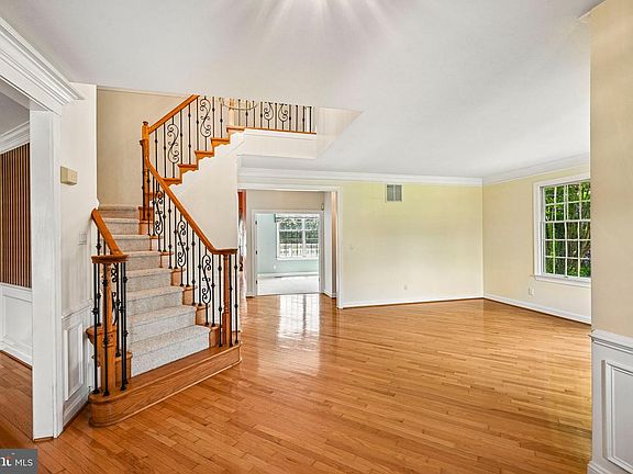 5th image of 28 Castleton Ln