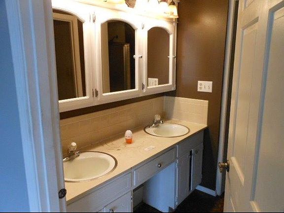 3rd image of 862 Hoover Village Dr APT A
