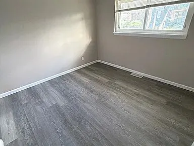 242 Gladys Ave — Photo 5