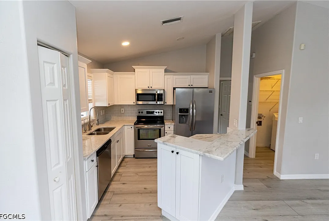 3 bed, 2.0 bath, 1418 sqft, $2,400 — Photo 4