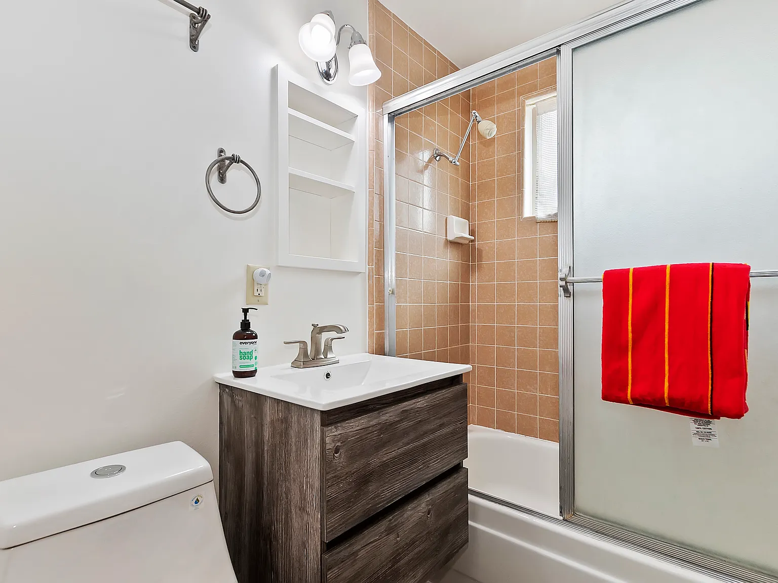 2 bed, 874 sqft, $2,100 — Photo 4