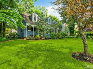 90 Huxley Rd, Metuchen, NJ