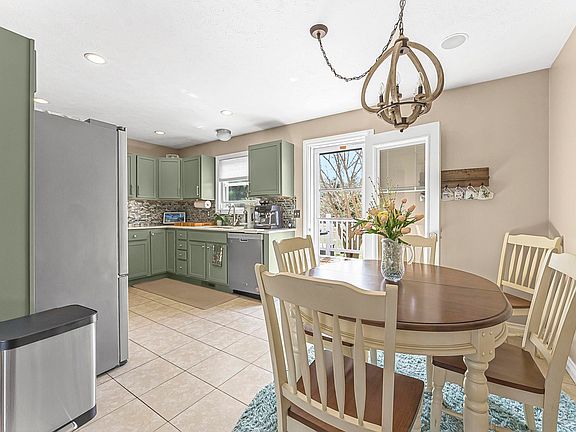 5th image of 8576 King Arthurs Ct