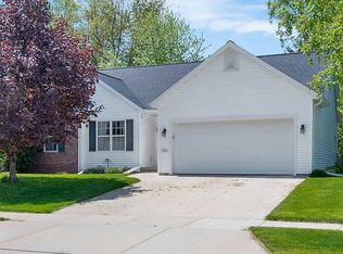 5001 N Applebend Dr, Appleton, WI 54913