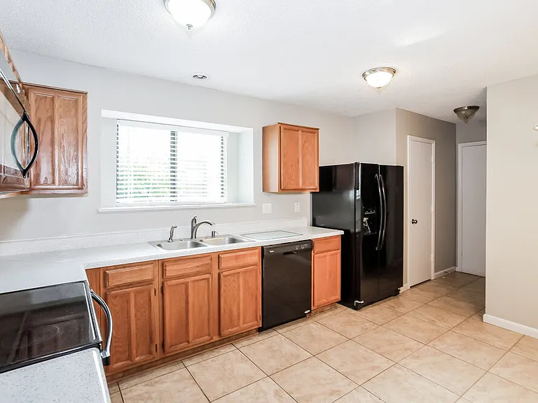 2614 Berkshire Ln — Photo 6
