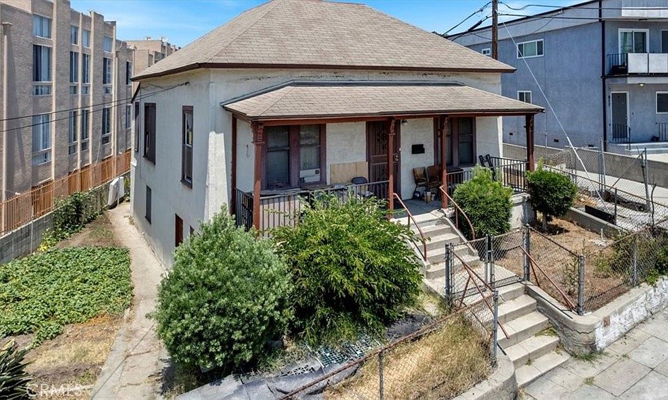 1st image of 811 N Bunker Hill Ave