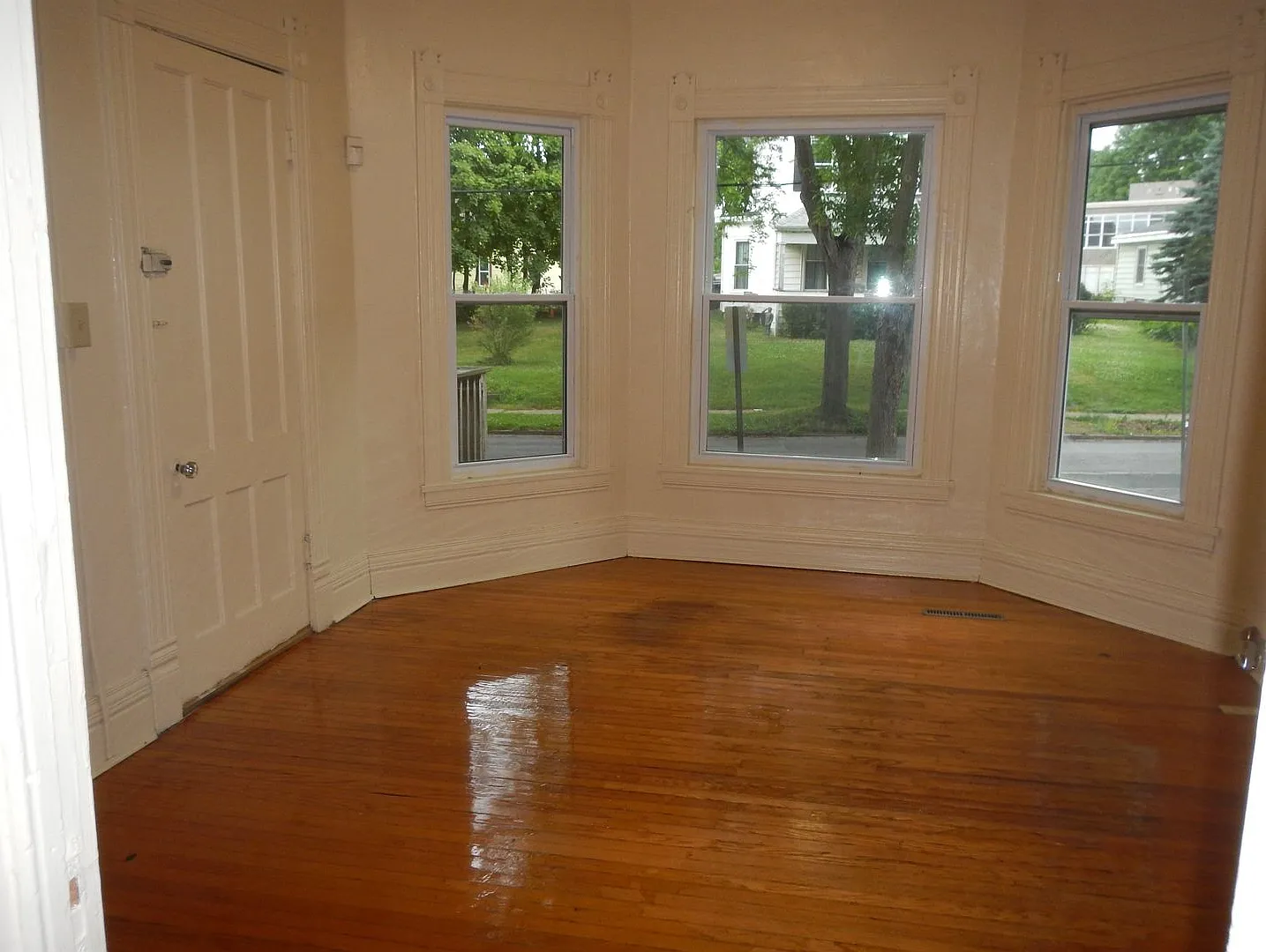 614 S Beech St Apt 1 - Available 7/1/2027 - Beautiful First Floor Flat One Block From Restaurants... — Photo 4